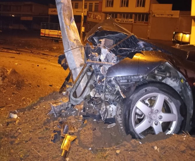 Otomobil Elektrik Direğine Çarptı
