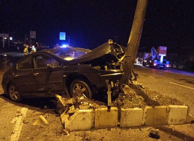 Otomobil Elektrik Direğine Çarptı