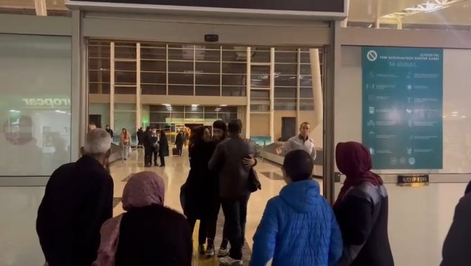 Güney Kore’de Bırakmak Zorunda Kaldığı Oğlunu 8 Yıl Sonra Kucakladı