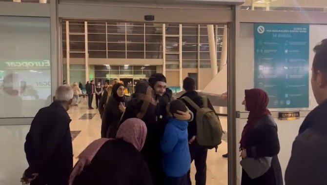 Güney Kore’de Bırakmak Zorunda Kaldığı Oğlunu 8 Yıl Sonra Kucakladı