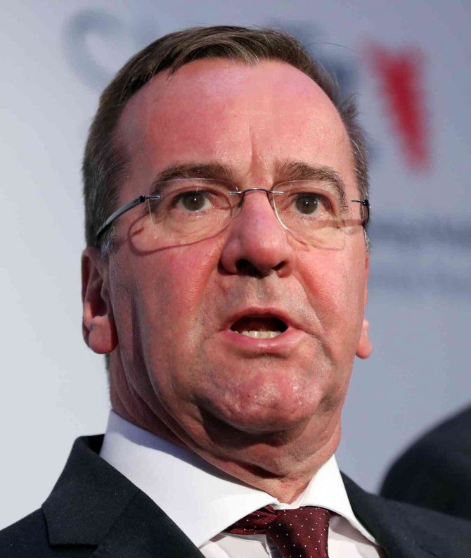 Almanya’da 2013’ten Beri İlk Erkek Savunma Bakanı