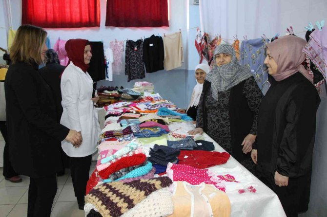 Hayriye Nine Çeyizlik Eşyalarını Satıp Okula Kitap Alacak