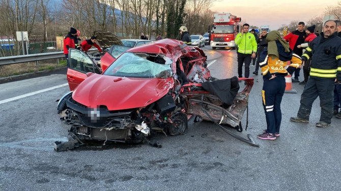 Otoyolda Feci Kaza, Tır Karşı Şeride Geçti: 1 Ölü, 1 Yaralı