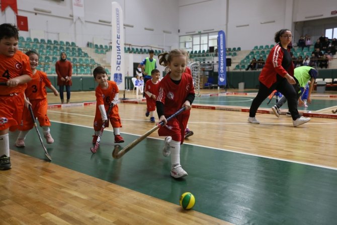 Anaokulu Öğrencilerinin Heyecan Dolu Salon Hokeyi Turnuvası