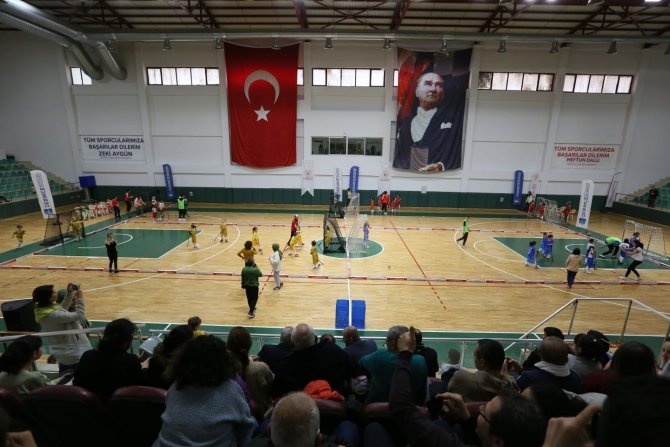 Anaokulu Öğrencilerinin Heyecan Dolu Salon Hokeyi Turnuvası