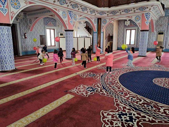 Minik Öğrenciler Kumbaralarındaki Paraları Camiye Bağışladı