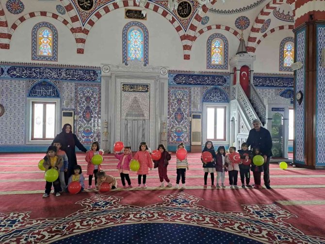 Minik Öğrenciler Kumbaralarındaki Paraları Camiye Bağışladı