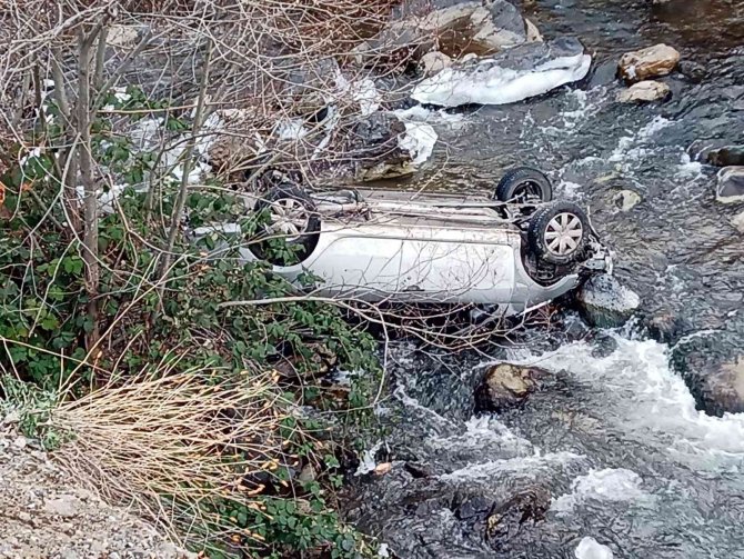 Artvin’de Dereye Düşen Otomobildeki 3 Kişiyi Ekipler Kurtardı