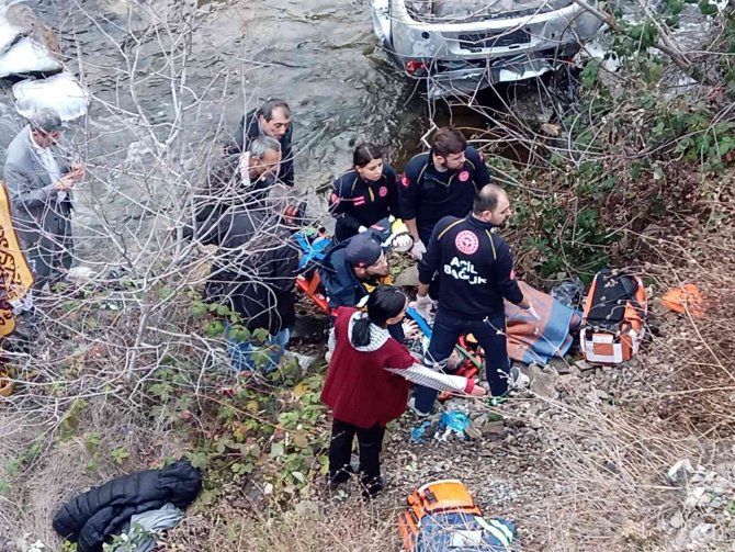 Artvin’de Dereye Düşen Otomobildeki 3 Kişiyi Ekipler Kurtardı