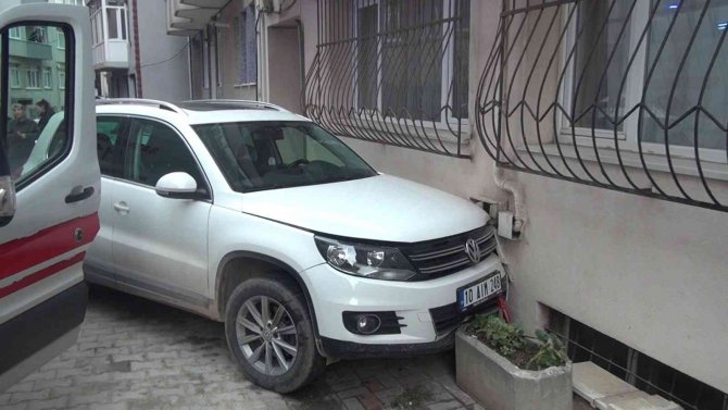 Bandırma’da Trafik Kazası: Doğalgaz Hattı Borusuna Çarptı