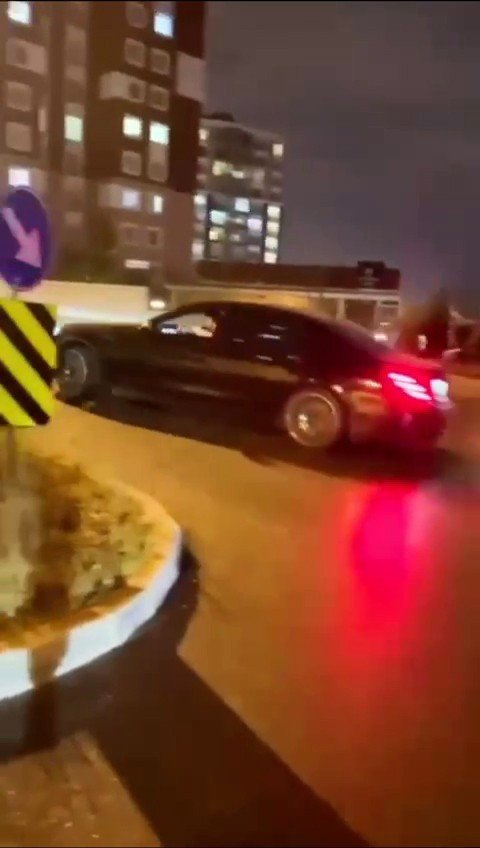 Başakşehir’de Yabancı Plakalı Çakarlı Araç İle Drift Ve Makas Attılar