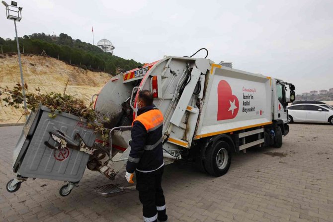 Bayraklı’da Yüzlerce Ton Evsel Atık Toplanıyor