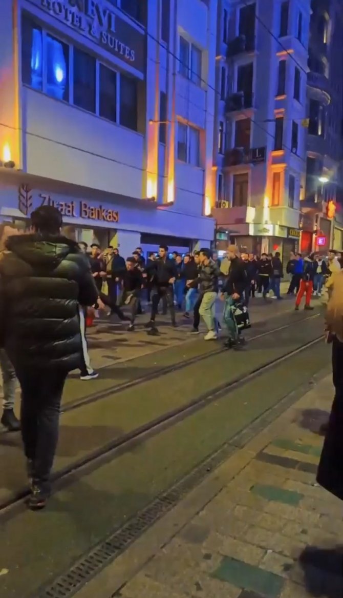 İ̇stanbul’da Tekme, Yumruk, Sopa Ve Fırçalı Kavgalar Kamerada