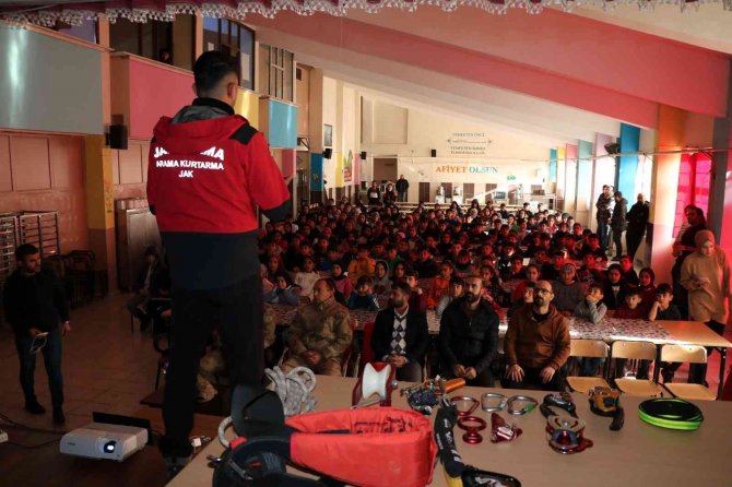 Bingöl’de Jak Timi Öğrencileri Bilgilendirdi