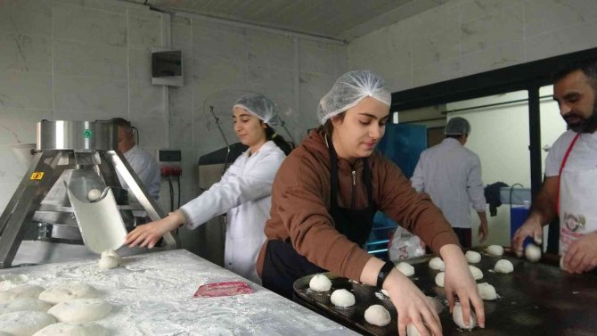 Fabrikayı Aratmayan Okulda Günde 10 Bin Ekmek Üretimi Yapılacak