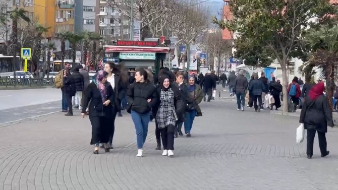 Bursa’da Fırtına Hayatı Felç Etti: Ağaçlar Devrildi, Otluk Alan Yangını Depoya Sıçradı