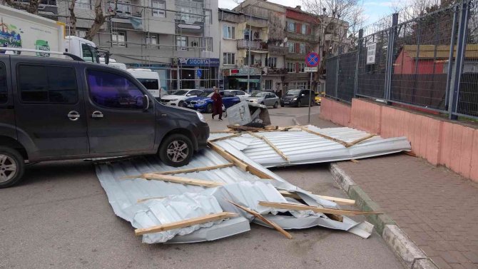 Bursa’da Fırtına Hayatı Felç Etti: Ağaçlar Devrildi, Otluk Alan Yangını Depoya Sıçradı