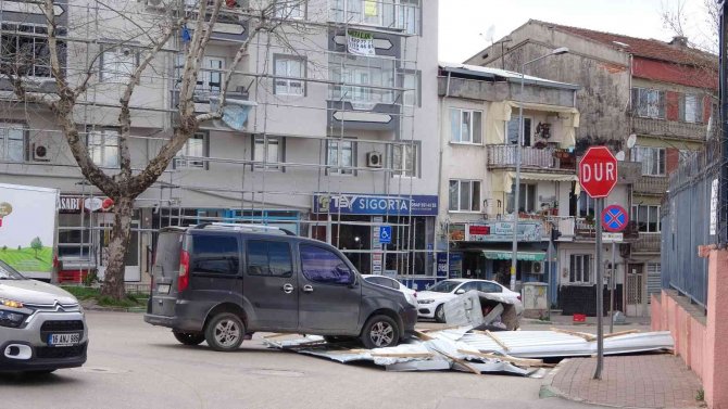 Bursa’da Şiddetli Lodos Hayatı Felç Etti