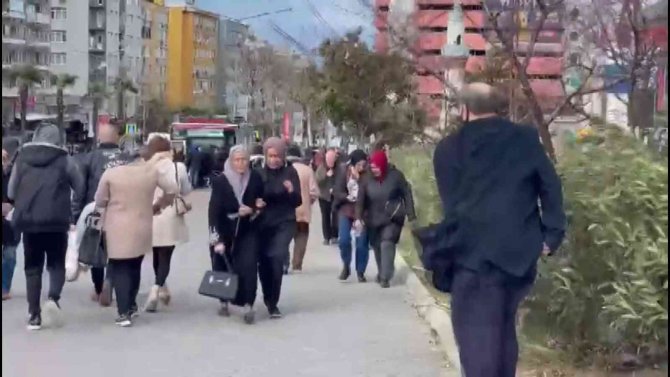 Bursa’da Şiddetli Lodos Hayatı Felç Etti