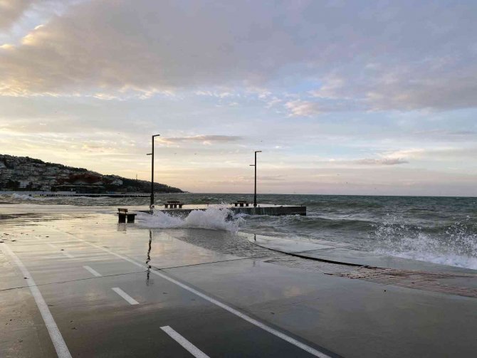 Büyükçekmece’de Lodos Nedeniyle Denizde Dev Dalgalar Oluştu