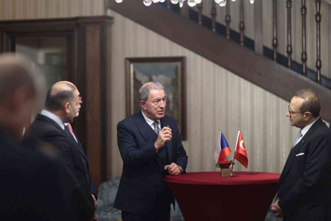 Bakan Akar, Çekya’ya Geldi