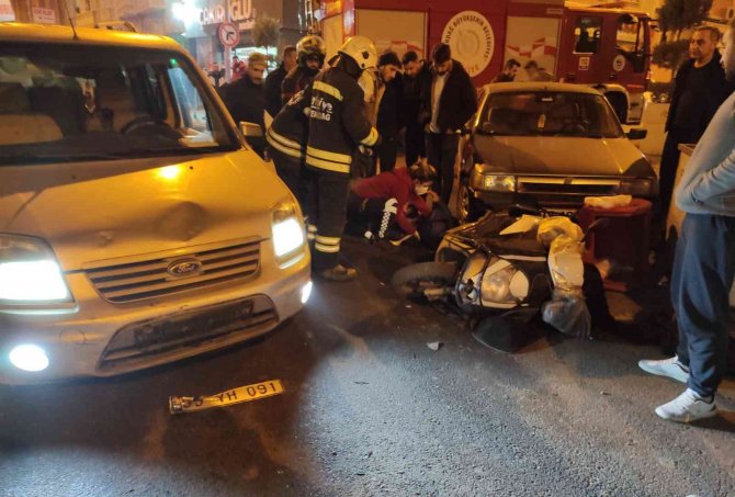 Arabanın Ters Yönden Çıkan Motosikletliye Çarpıp Fırlattığı Anlar Kameraya Yansıdı