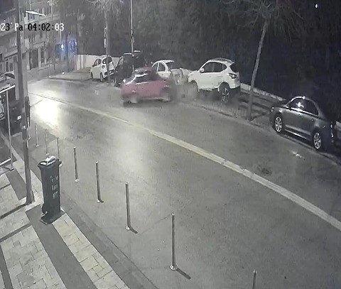 Hurdaya Dönen Araçlarını Kaza Bölgesinden İttirerek Kaçtılar
