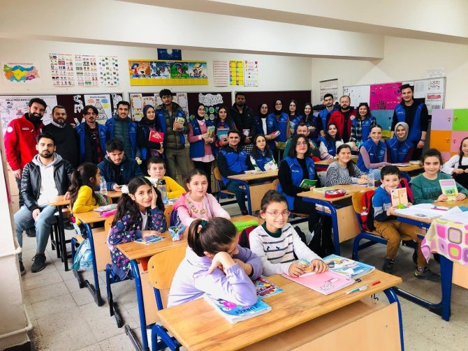 Konserle Toplanan Kitaplar Okullara Ulaştırılıyor