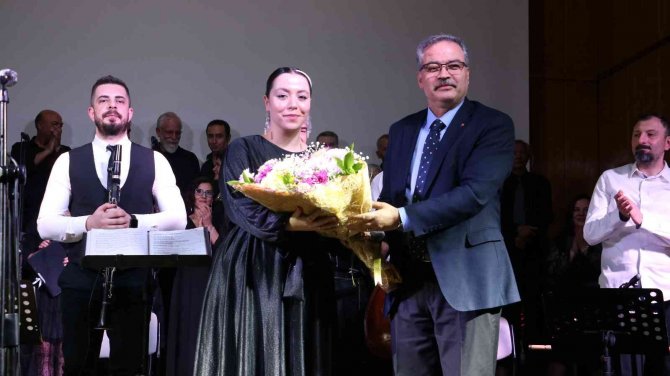 Edirne’de "Şarkılar Bizi Söyler Biz De Şarkı Söyleriz" Konseri Yoğun İlgi Gördü