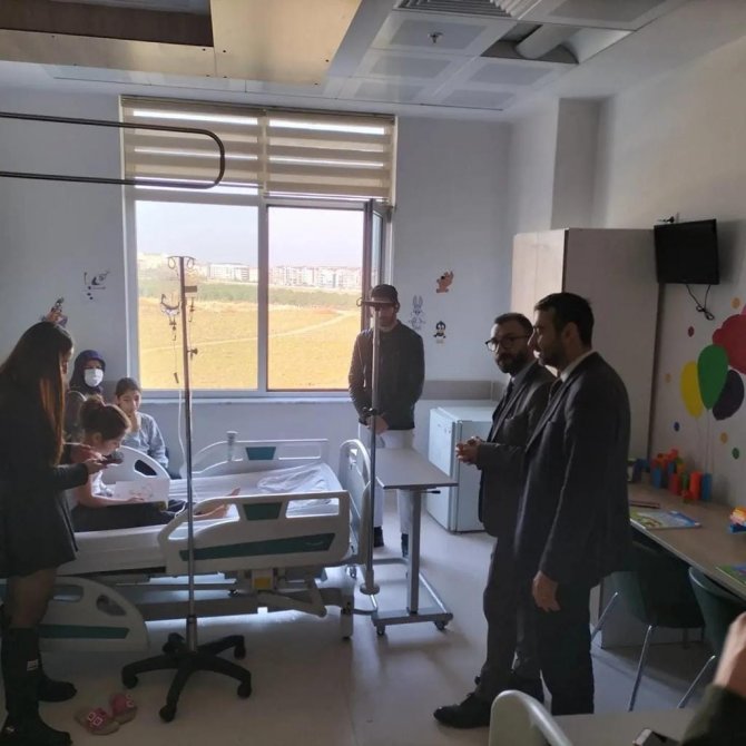 Üniversiteli Gençler Hasta Çocuklar İçin Eğlence Odası Hazırladı