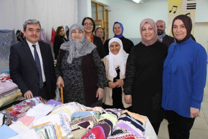 Hayriye Nine Çeyizlik Eşyalarını Satıp Okula Kitap Alacak