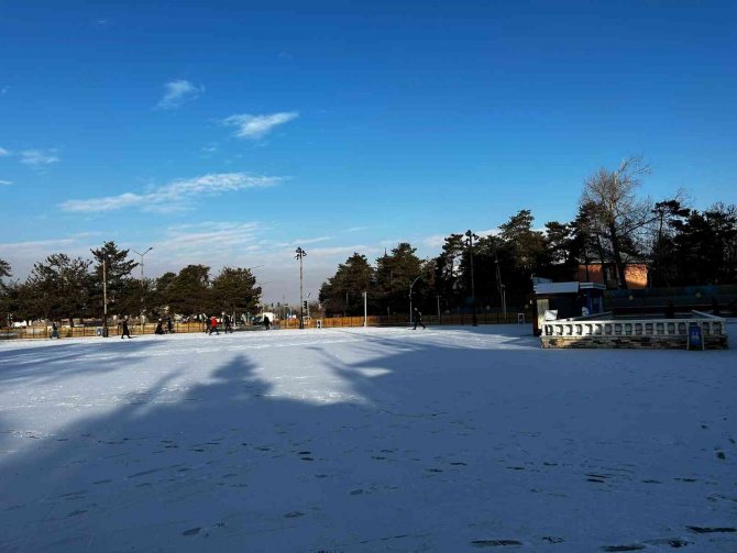 Gece Etkili Olan Kar Yağışı Erzurum’u Beyaza Bürüdü