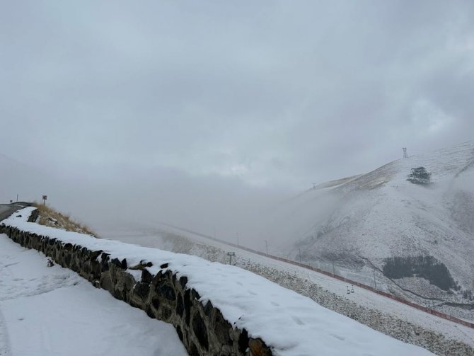 Palandöken’in Zirvesi Sisle Kaplandı