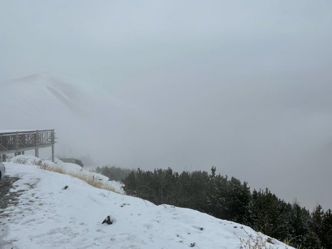Palandöken’in Zirvesi Sisle Kaplandı