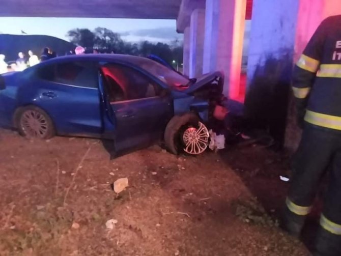 Köprünün Beton Ayağına Çarpan Otomobilin Sürücüsü Hayatını Kaybetti