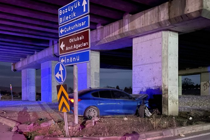 Köprünün Beton Ayağına Çarpan Otomobilin Sürücüsü Hayatını Kaybetti