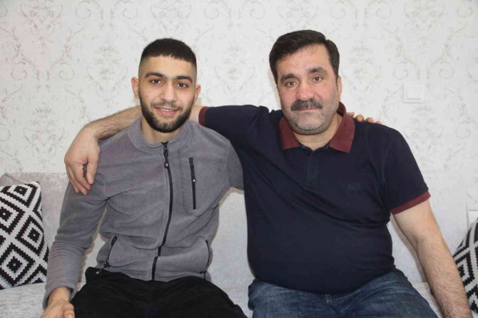 Güney Kore’de Bırakmak Zorunda Kaldığı Oğlunu 8 Yıl Sonra Kucakladı