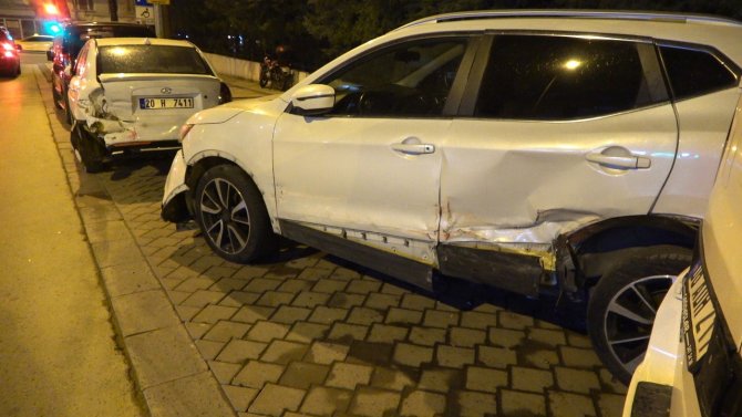 Hurdaya Dönen Araçlarını Kaza Bölgesinden İttirerek Kaçtılar