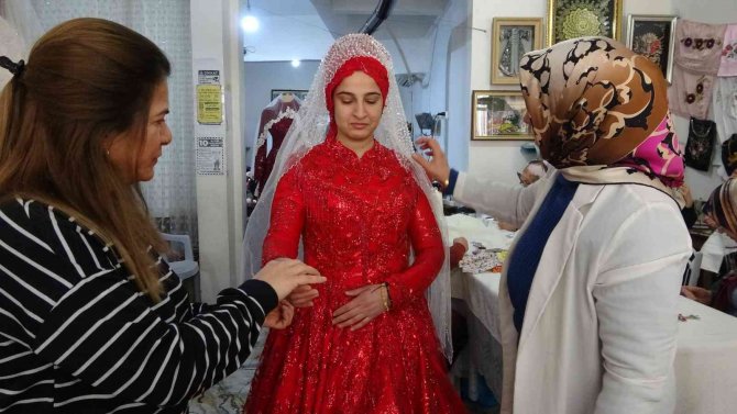 Eski Ve Yıpranmış Gelinlikler Onarılıyor