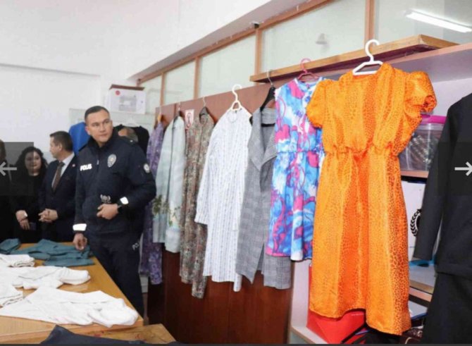 Kadınlar Kendi Tasarladıkları Giysileri Sergiledi
