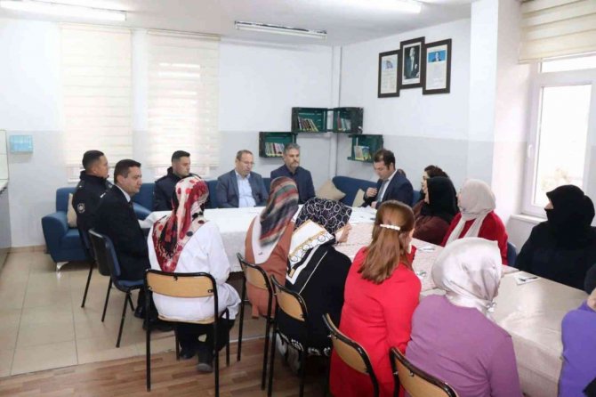 Kadınlar Kendi Tasarladıkları Giysileri Sergiledi