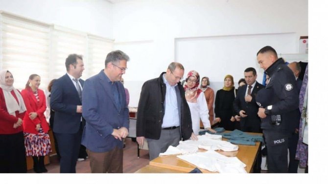 Kadınlar Kendi Tasarladıkları Giysileri Sergiledi