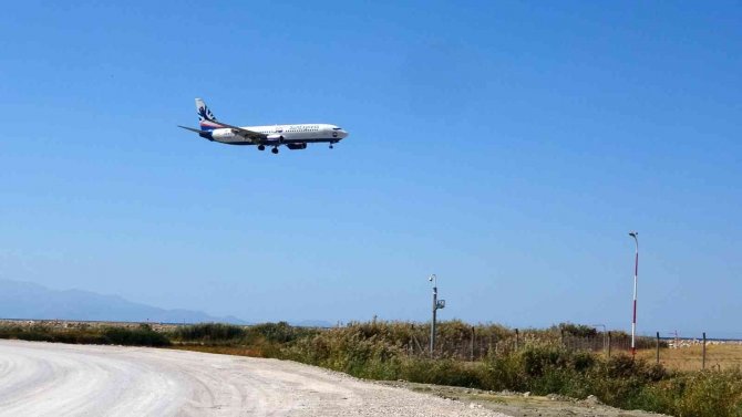 Üzerinden Uçakların Geçtiği Sahil Yolu Tamamlanıyor