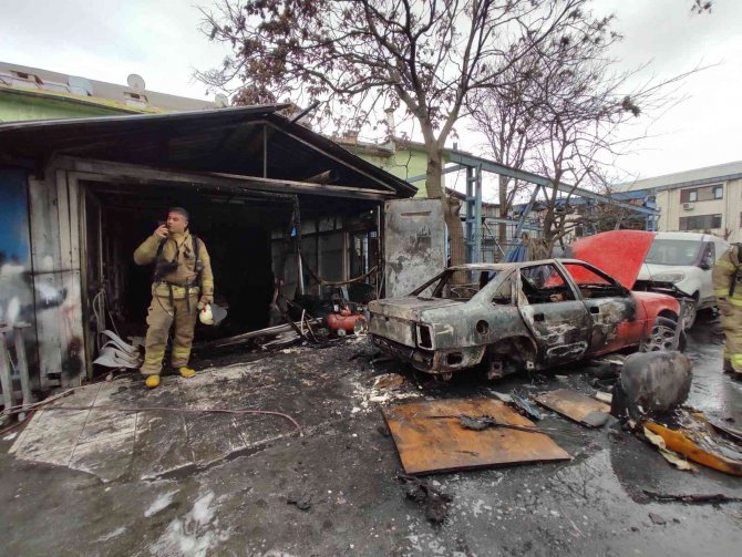 Zeytinburnu’nda Otomobil Ve Tamirhane Alev Alev Yandı