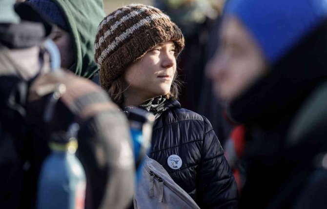 Çevre Aktivisti Greta Thunberg Maden Bölgesinden Yaka Paça Uzaklaştırıldı