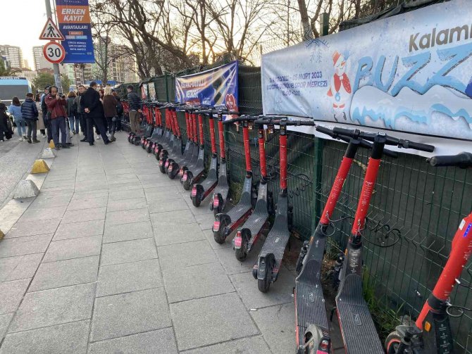Kadıköy Belediyesi Kaldırımdaki Scooterları Topladı