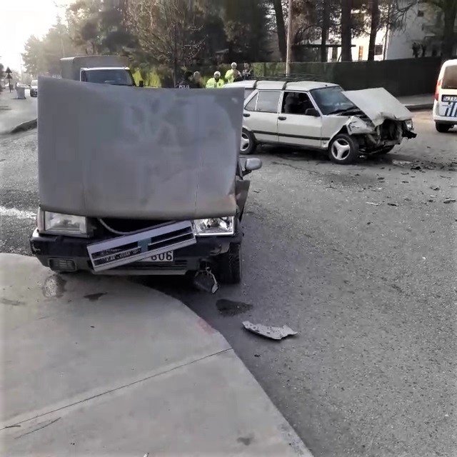 Karabük’te İki Otomobil Çarpıştı : 1 Yaralı