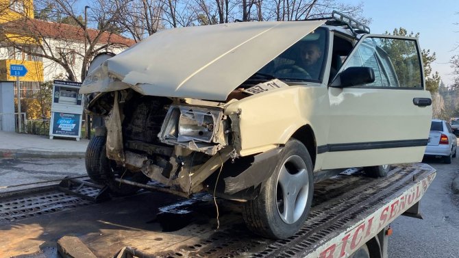 Karabük’te İki Otomobil Çarpıştı : 1 Yaralı