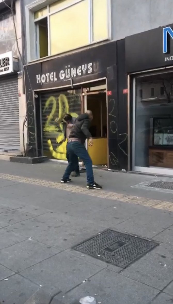 İ̇stanbul’da Tekme, Yumruk, Sopa Ve Fırçalı Kavgalar Kamerada