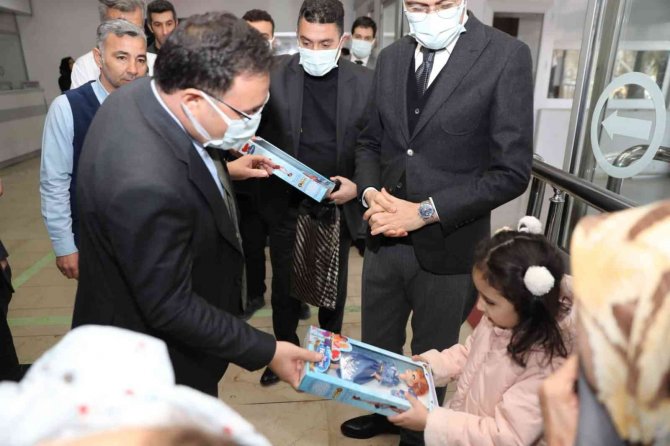 Vali Çiçek’ten Otobüs Kazasında Yaralanan Vatandaşlara Ziyaret